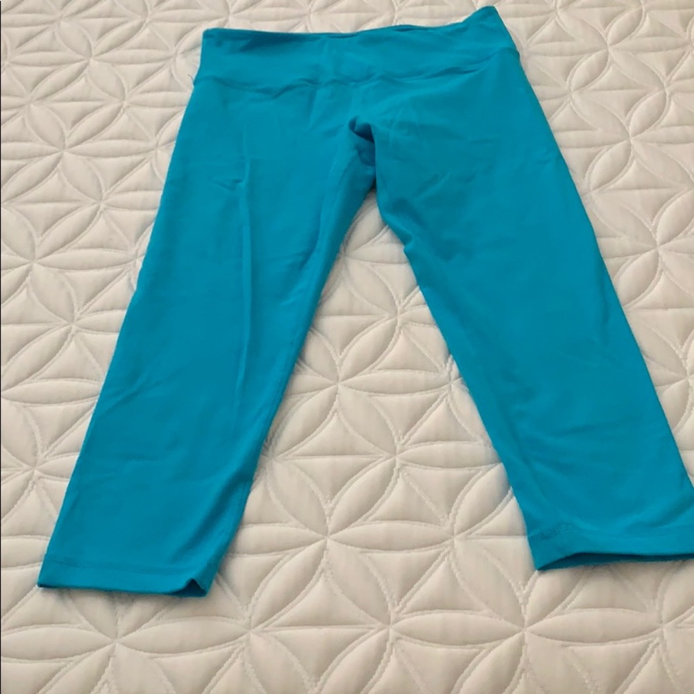 Turquoise lululemon leggings.